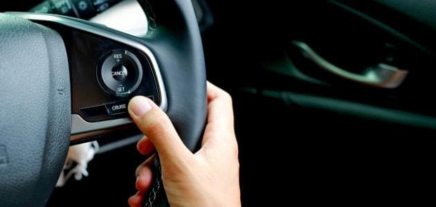 ما هي أدوات التحكم الموجودة في السيارة للتحكم بسرعتها واتجاهها؟
