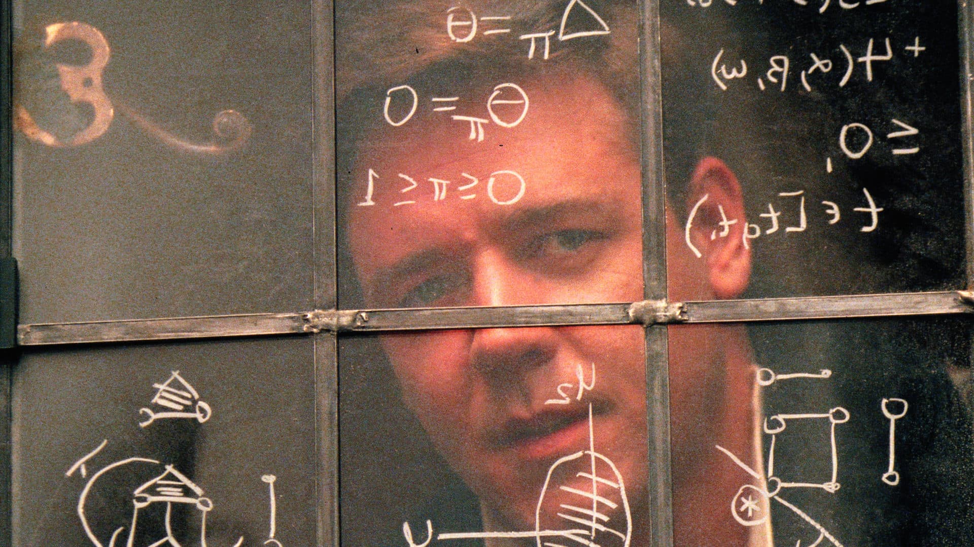 النجم راسل كرو في مشهد من فيلم A Beautiful Mind وهو يكتب على النافذة