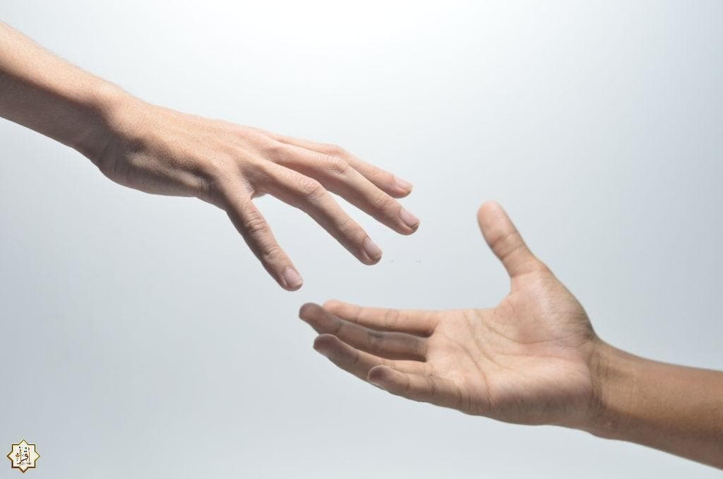 ما هي الأحاديث التي تحدث فيها الرسول صلى الله عليه وسلم عن أهمية وفضل مساعدة المحتاجين؟