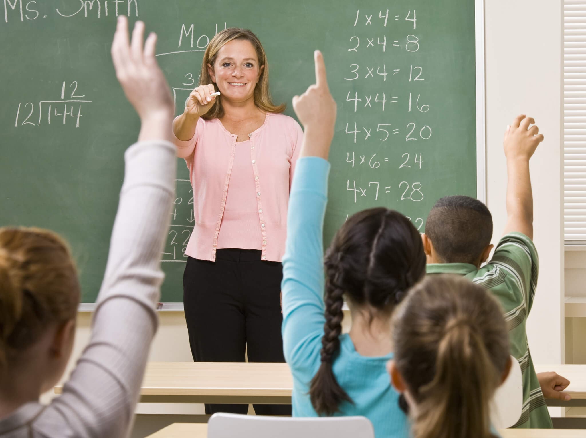 معلمة تطرح سؤالا على تلاميذها