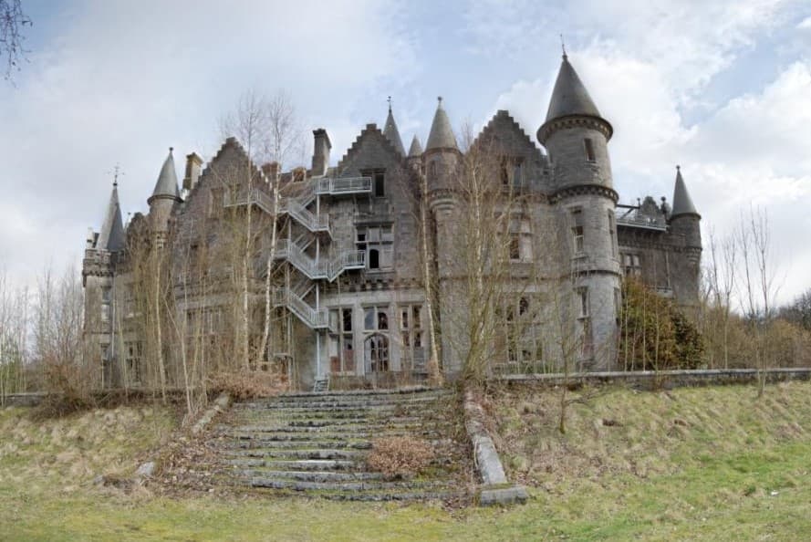 21.1 The Chateau Miranda in Celles, Belgium