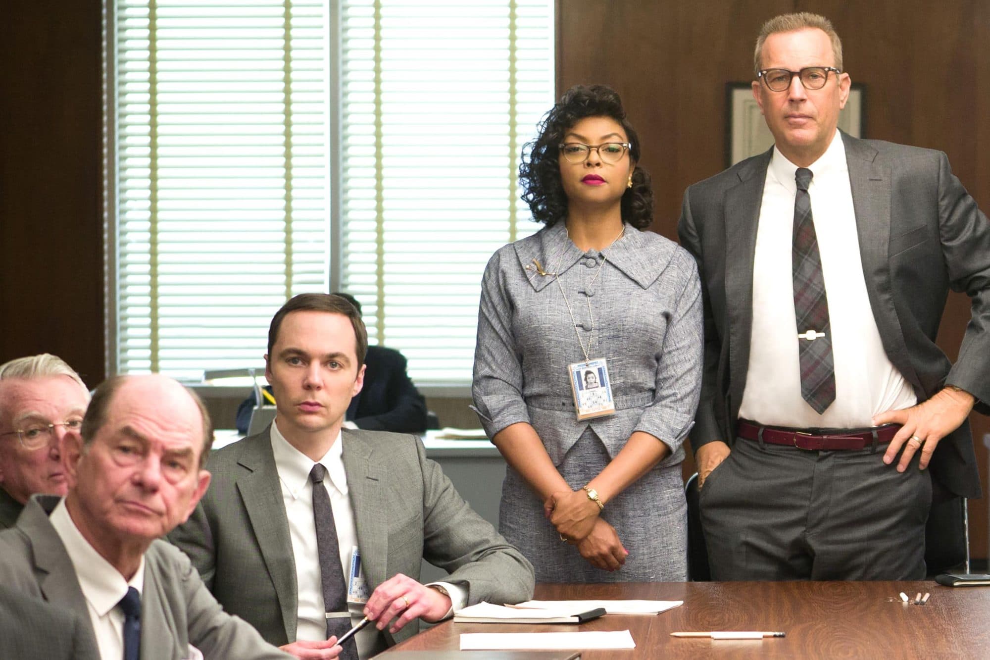 مشهد من فيلم Hidden Figures يظهر فيه آل هاريسون وكاثرين جونسون.
