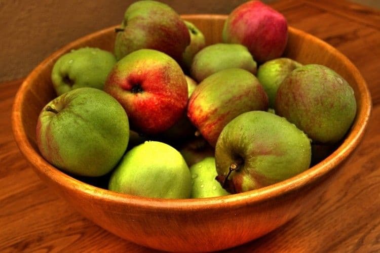 apples in the fruit bowl