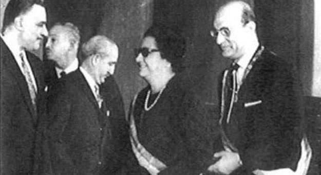 أم كلثوم مع محمد عبد الوهاب أثناء تكريمهما في عيد الفن