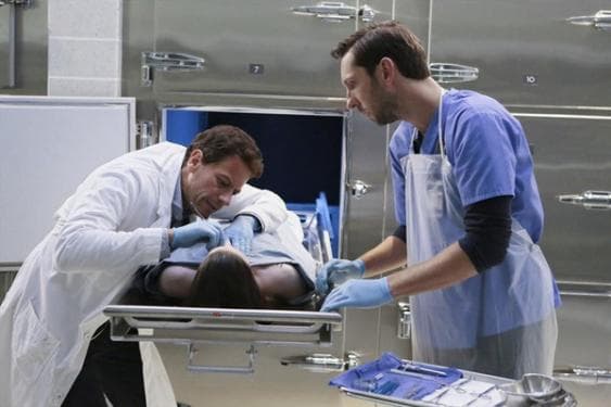 إيوان غرفورد يفحص جثة مسلسل forever