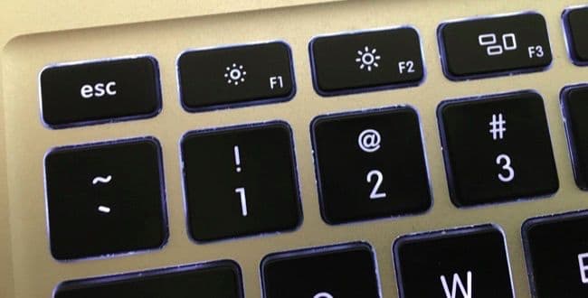 كيفية ضبط إضائة شاشة جهاز Mac خاصتك أوتوماتيكياً ويدوياً