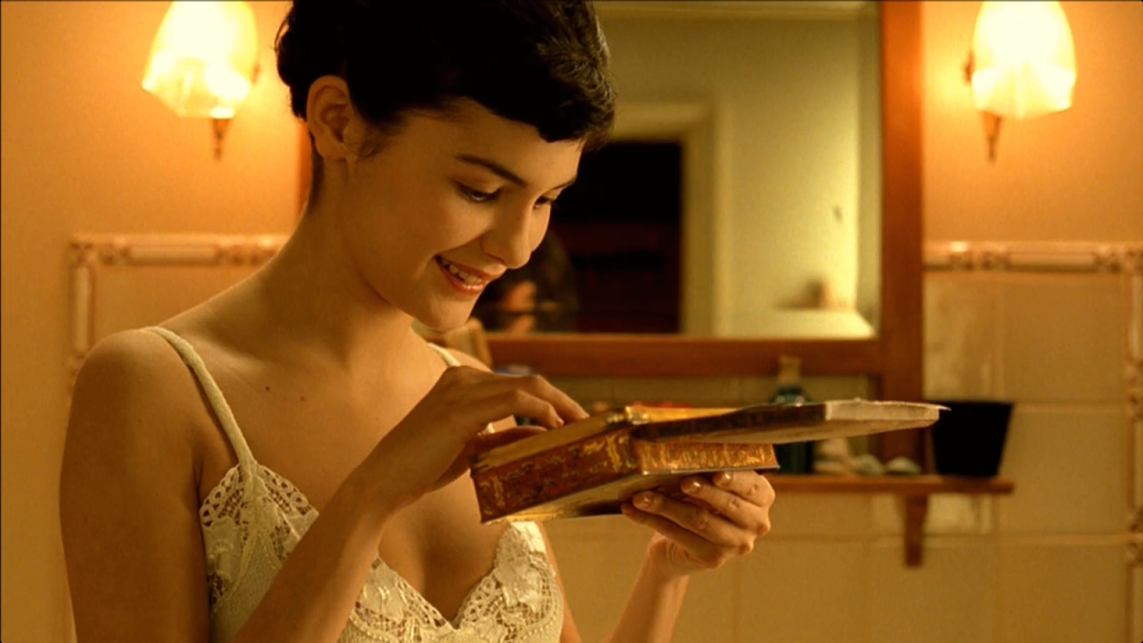 أميلي مع الصندوق في فيلم amelie 
