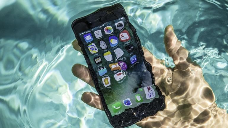 IP67 أم IP68 ... فك ألغاز رموز مقاومة الهواتف للمياه والأتربة والتعرف على حقيقتها