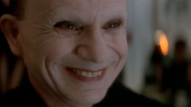 مشهد فريد ماديسون يجتمع مع الرجل الغامض في Lost Highway ديفيد لينش