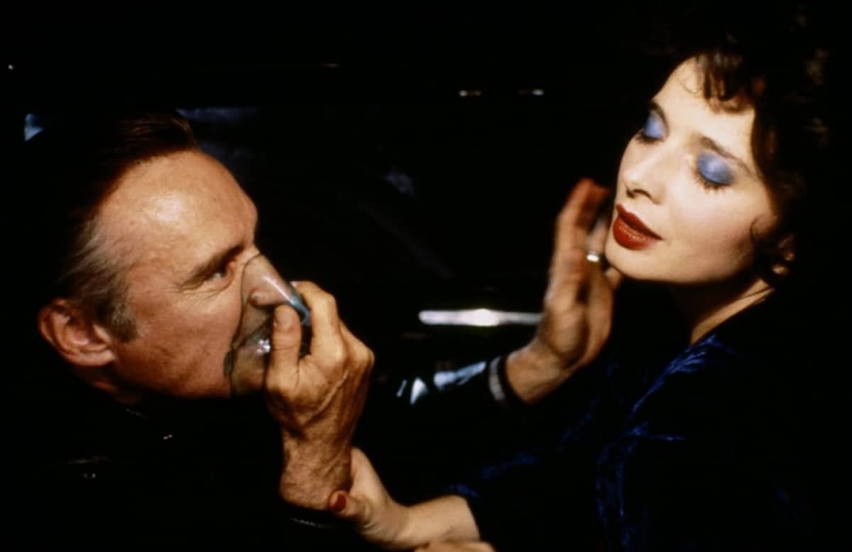 مشهد ظهور فرانك بوث في فيلم Blue Velvet ديفيد لينش