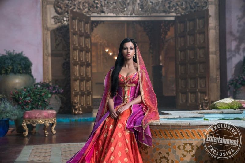 Naomi Scott في دور الأميرية ياسمين في فيلم علاء الدين 2019