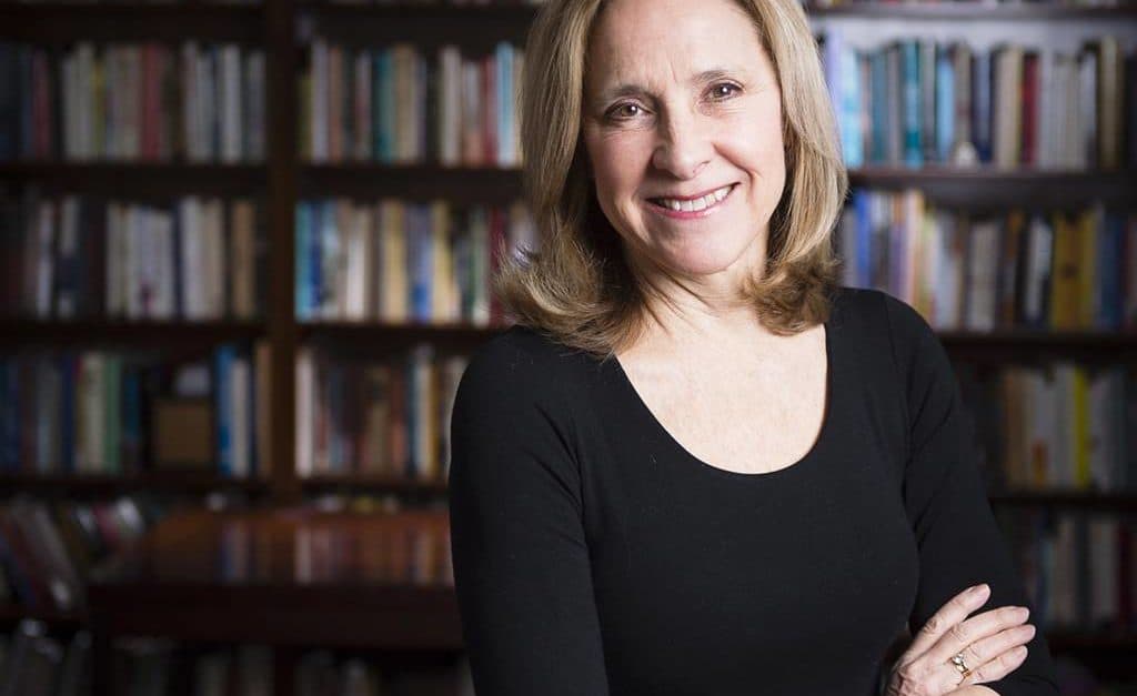 مؤلفة الكتاب "Helen Fisher - هيلين فيشر"، عالمة الأنثروبولوجيا البيولوجية الأمريكية، والباحثة الشهيرة المُهتمة بشؤون الحُبّ.