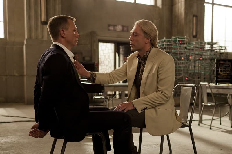 النجم البريطاني دانيال كريج رفقة النجم الإسباني خافيير باردم في مشهد أكشن من فيلم Skyfall
