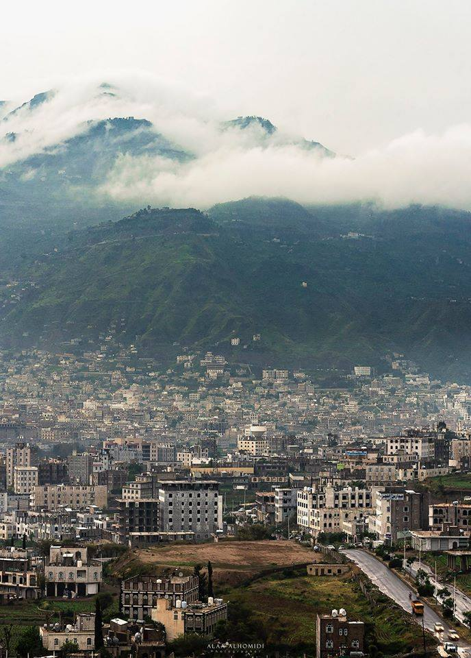 يظهر لنا في الصورة جمال مدينة إب والغيوم تعانق جبل بعدان بلطف