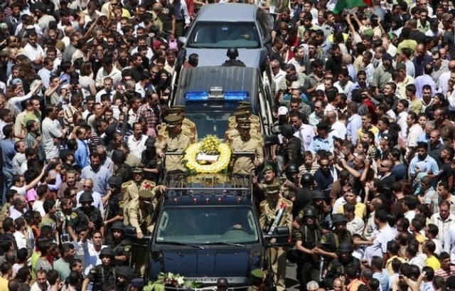 صورة من جنازة شاعر المقاومة محمود درويش