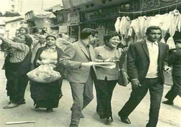صورة للشاعر محمود درويش والأبنودي في مصر
