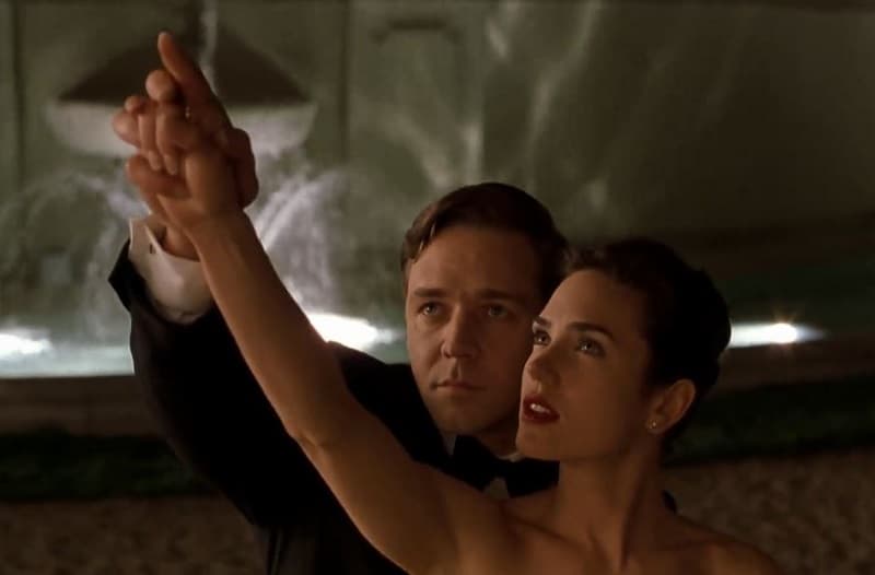 راسل كرو رفقة جينيفر كونولي في مشهد رومانسي من فيلم عقل جميل