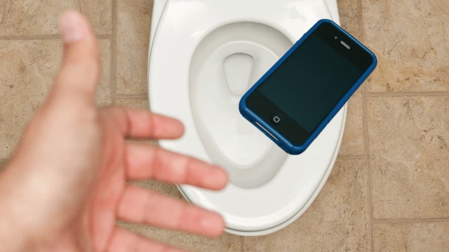 استخدام الهاتف في المرحاض