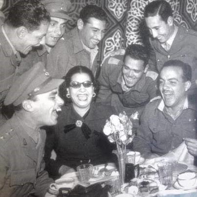 أم كلثوم بصحبه مجموعة من ضباط الجيش