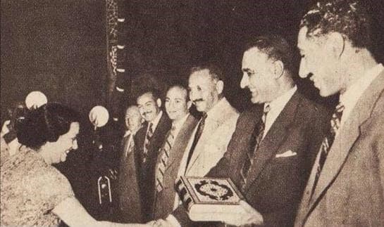 أم كلثوم تهدي عبد الناصر نسخة من المصحف الشريف