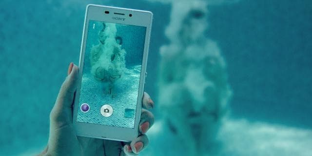 من دعاية هاتف Xperia M2 Aqua
