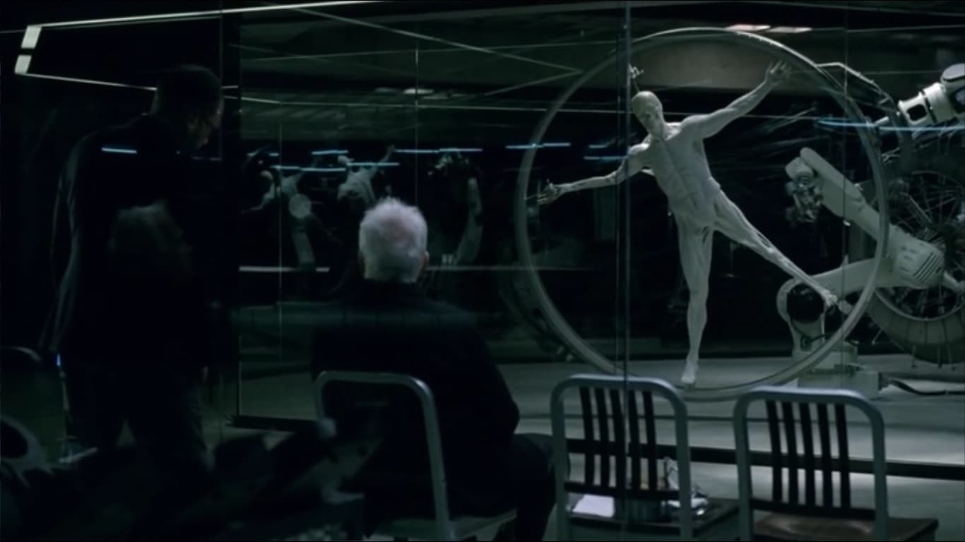 مسلسل westworld - انطوني هوبكنز أمام أحد الضيوف أثناء تصنيعه