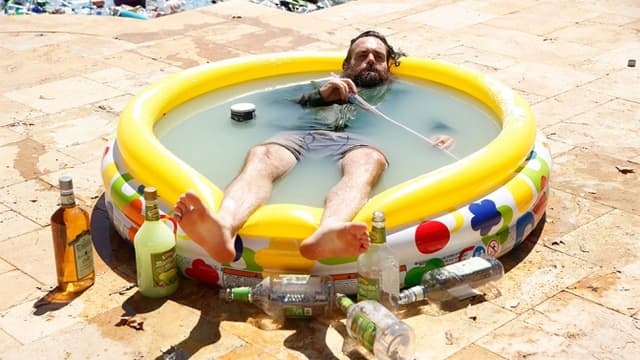 مسلسل The Last Man on Earth - مشهد مسبح المارغريتا 