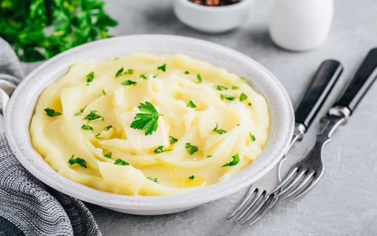 بطاطا مهروسة مع الثوم والزبدة