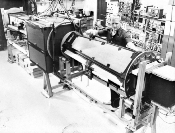 صورة للآلة التي بناها كلاوزر ويظهر هو بجانبها