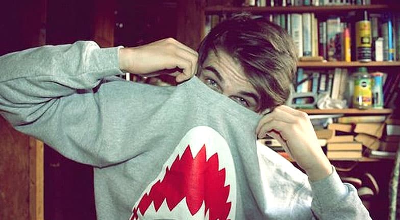 تختفي في المحادثات - انطوائي