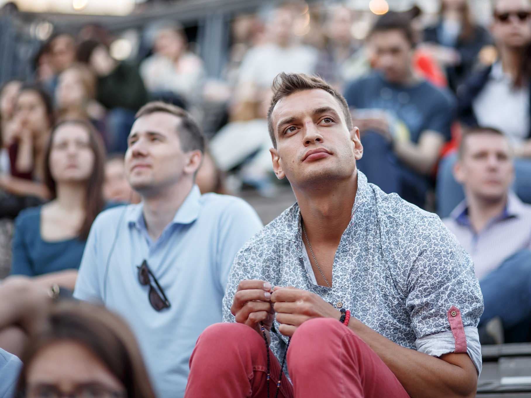 تشعر بالوحدة في الجماعات - انطوائي