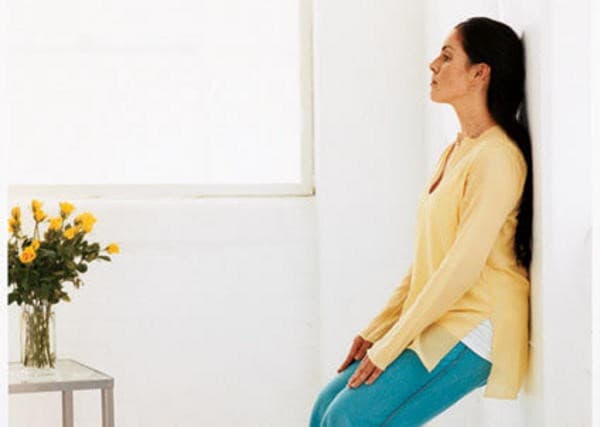 تمرين الانزلاق على الجدار تمارين آلام الظهر