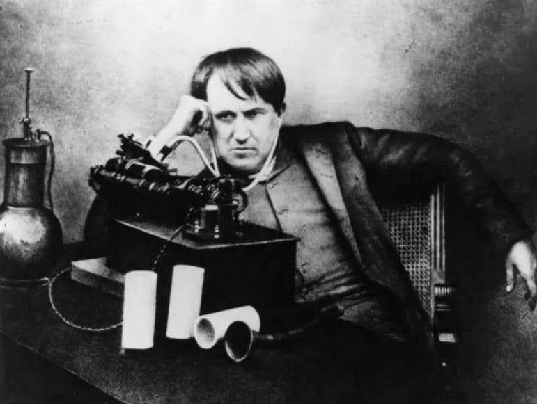 توماس اديسون يستمع إلى الفونوغراف بسماعة رأس بدائية