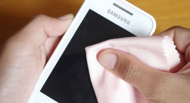 قم بتنظيف هاتفك بانتظام