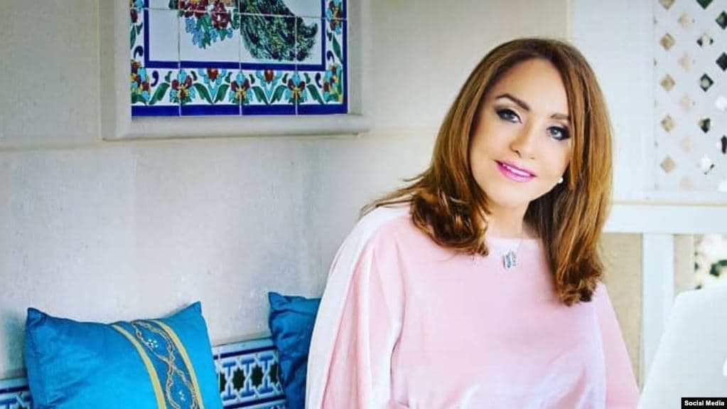 تقف مستغانمي في المنتصف ما بين الأدب والشعر