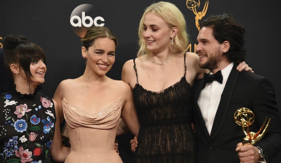 إيمليا كلاك، كيت هارنغتون، مايسي، مع صوفي تيرنير