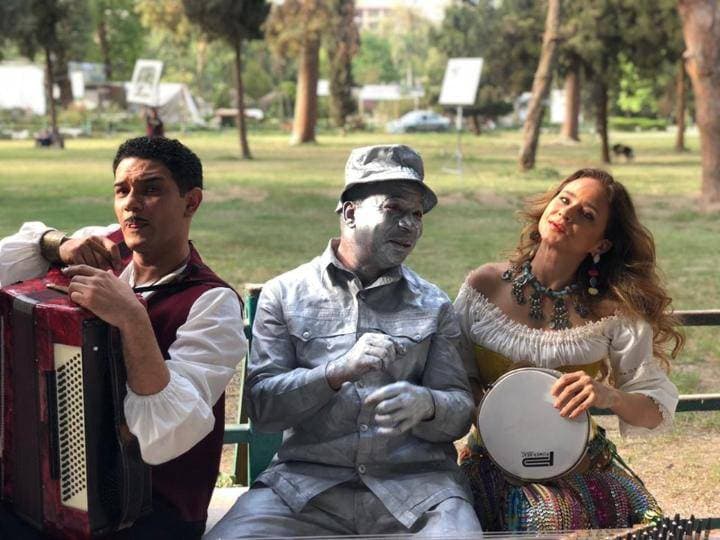 مشهد من الجزء الأول لمسلسل بـ 100 وش