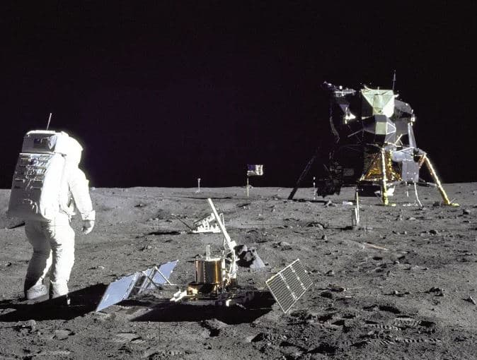 الهبوط على القمر