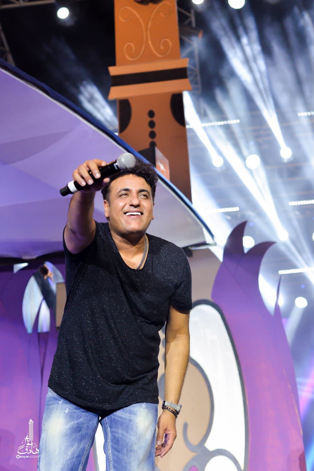 الفنان محمد رحيم في إحدى الحفلات الغنائية