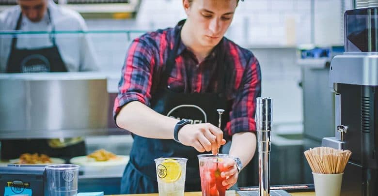 العمل أثناء الداسة في هنغاريا