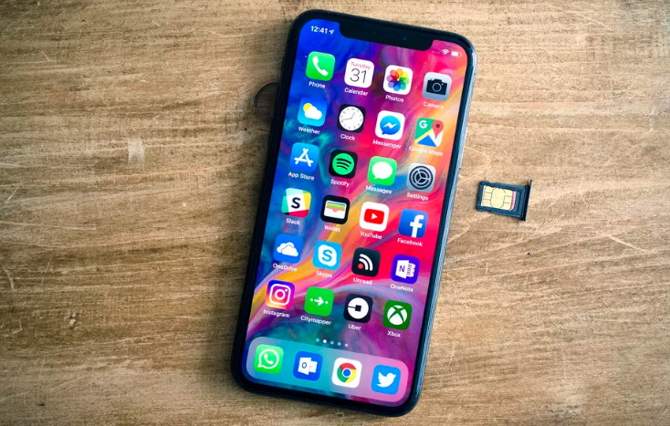 هاتف آيفون بجانب مدخل شريحته